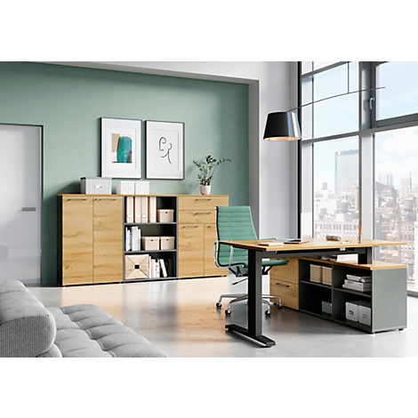 Una oficina moderna con escritorio, archivador, silla y ventana con vistas a la ciudad.