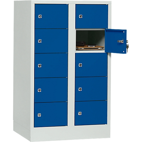 Armario azul y blanco con 8 compartimentos, un compartimento está abierto. Llave en la cerradura. Hay objetos en el compartimento.