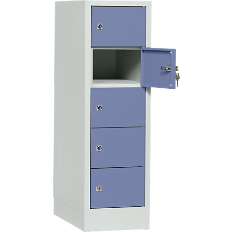 Un armario pintado de blanco y azul con tres cajones y un compartimento abierto, una puerta está abierta.