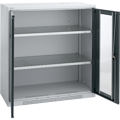 Armario de acero gris, puertas entreabiertas, tres estantes. Una puerta tiene una ventana de cristal.
