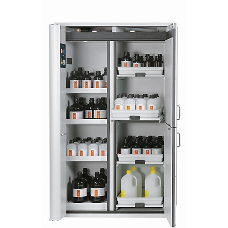 Un armario de laboratorio blanco con puertas abiertas, lleno de botellas y recipientes de varios tamaños.