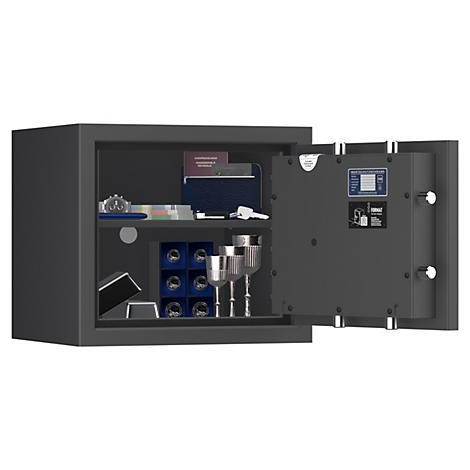 Puerta de caja fuerte gris abierta, llena de objetos de valor: relojes, trofeos, documentos y joyas.