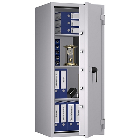 Caja fuerte abierta con carpetas y un reloj, texto en las carpetas.