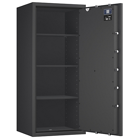 Una caja fuerte gris abierta con cuatro estantes. La puerta muestra pernos plateados y una etiqueta de certificación.