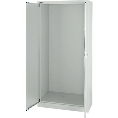 Armario de acero blanco abierto. La hoja de la puerta izquierda está abierta. En el interior, se ven filas de agujeros y un suelo.