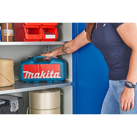 Persona tomando una caja de herramientas Makita azul de un estante de metal.