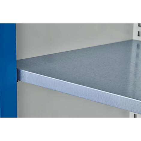 Primer plano de un estante de metal plateado con un soporte lateral azul contra una pared gris claro.