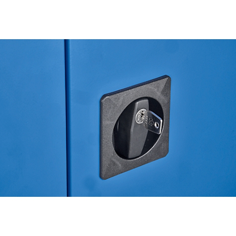 Primer plano de una cerradura giratoria negra con llave insertada en una puerta metálica azul.