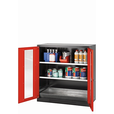 Un armario de herramientas negro con puertas rojas abiertas y ventanas de vidrio. En el interior hay botes de pintura y botellas.
