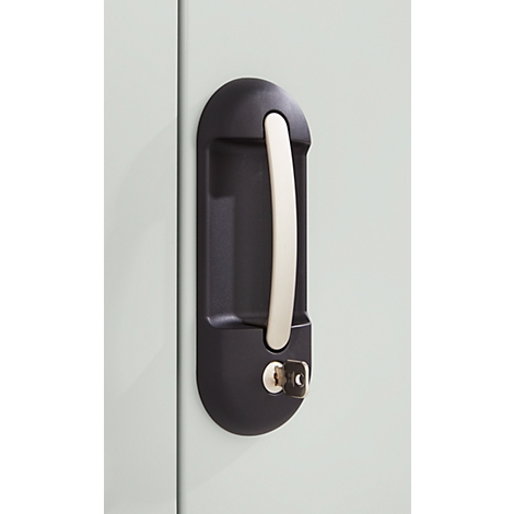 Manija gris oscuro con asa plateada en puerta gris claro. Una llave está en la cerradura.