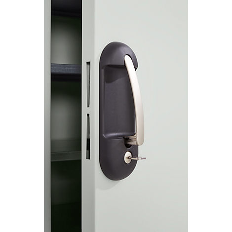 Primer plano de un tirador de puerta con llave. El tirador es de material oscuro con una palanca plateada.