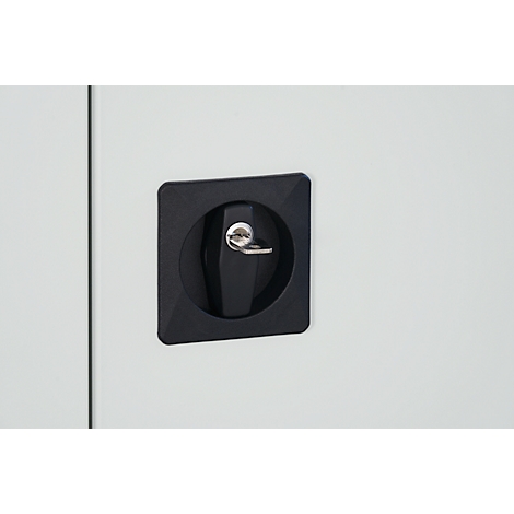 Primer plano de una cerradura de puerta negra con llave sobre fondo blanco.
