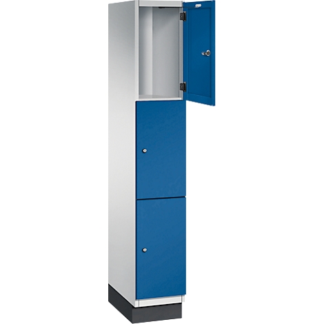 Armoire avec portes bleues, dont une est ouverte.