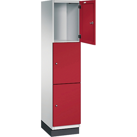Armoire, blanc et rouge, porte ouverte. Une chambre vide en haut, deux portes en bas.