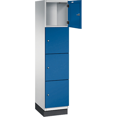Une armoire étroite, blanche et bleue avec trois portes. Une porte bleue est ouverte.