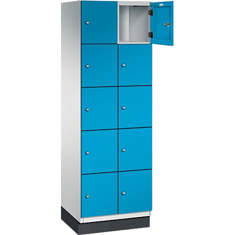 Casier bleu et blanc avec huit compartiments, dont un ouvert.
