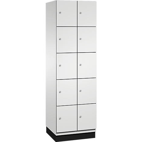 Une armoire blanche avec dix portes, des boutons argentés et une base noire.
