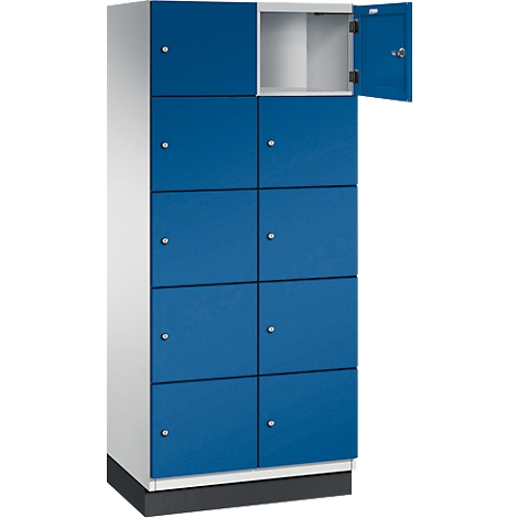 Armoire bleue et blanche à plusieurs compartiments, une porte ouverte.
