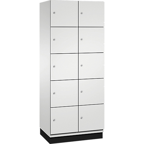 Une armoire blanche avec dix portes et des boutons. L'armoire repose sur un socle noir.