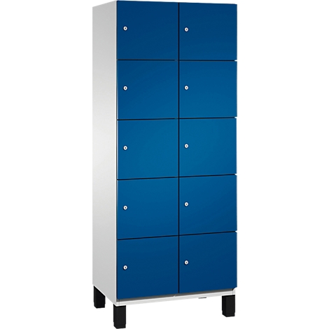 Armoire avec portes bleues et panneaux latéraux blancs. Debout sur des pieds noirs. Huit portes, chacune avec des boutons argentés.