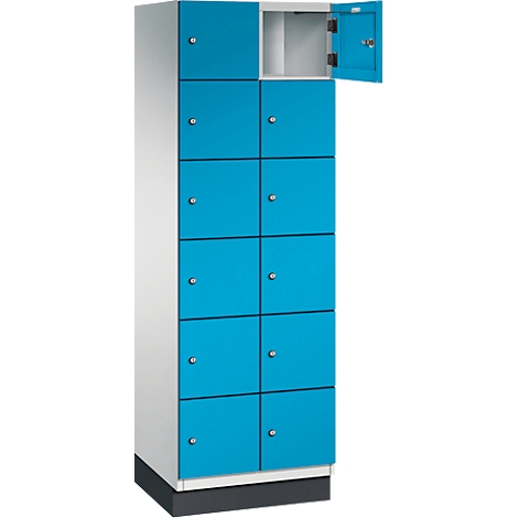 Casier bleu avec une porte ouverte. Les portes de l'armoire sont carrées, les poignées sont argentées.