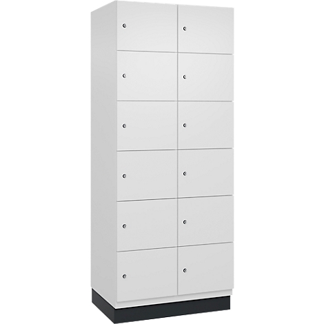 Armoire blanche avec dix compartiments, petits boutons et une base sombre.
