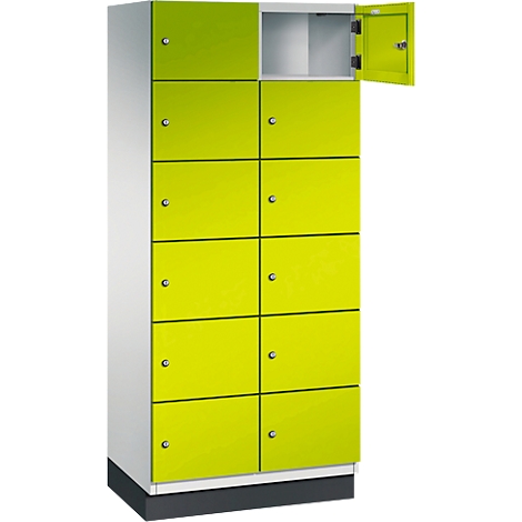 Armoire avec dix portes vert citron. Une porte est ouverte.