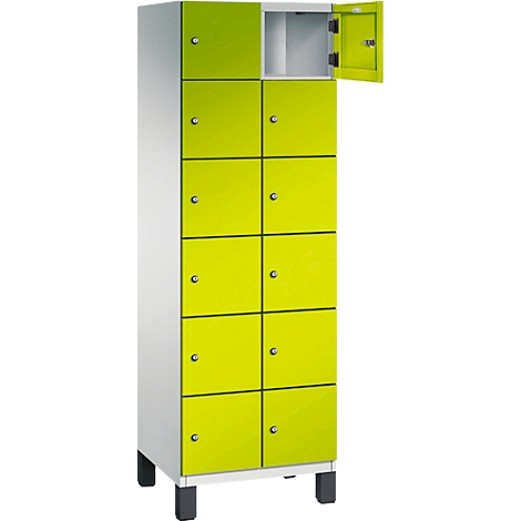 Une grande armoire avec dix portes vertes, dont une est ouverte. L'armoire repose sur des pieds noirs.