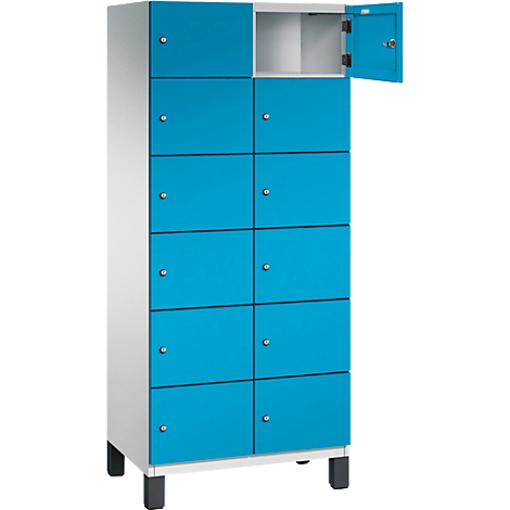 Armoire avec portes bleues. Une porte est ouverte.