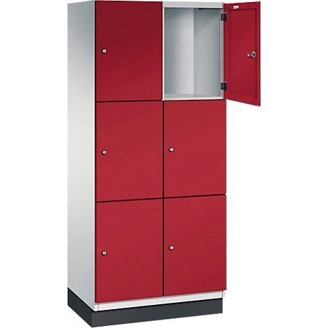Casiers rouges et blancs, un compartiment ouvert.