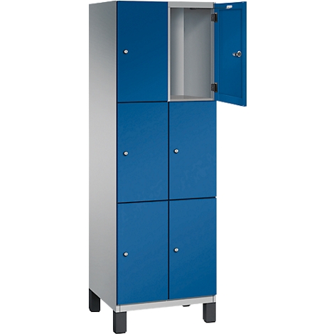 Un casier en acier avec des portes bleues, une porte est ouverte, un compartiment visible.