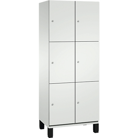 Armoire blanche à six portes. Pieds noirs. Petits boutons ronds. Design simple.