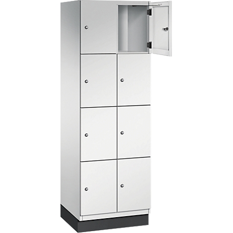 Armoire blanche à huit compartiments ; une porte est ouverte.
