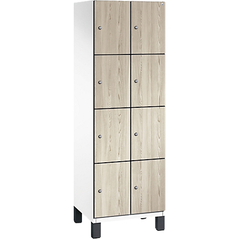 Armoire à huit portes, aspect bois, boutons argentés, cadres et pieds noirs. Sur fond blanc.
