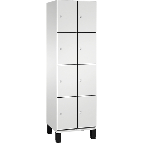 Armoire blanche à huit portes et petits boutons ronds. Pieds noirs.