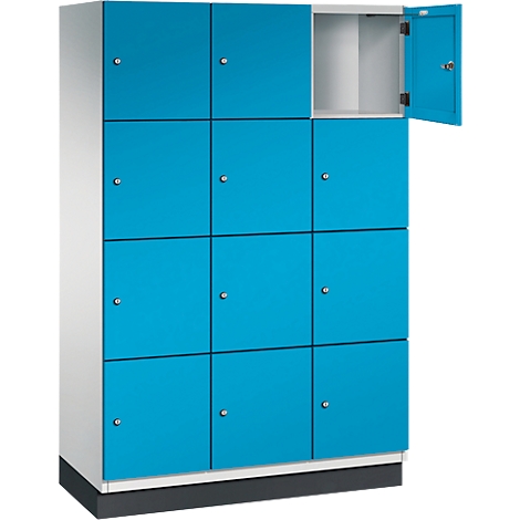 Armoire avec portes bleues, une porte est ouverte.