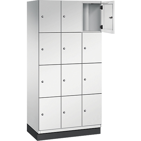 Armoire blanche à 12 compartiments, dont un ouvert. Socle noir, poignées argentées.