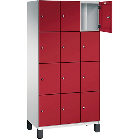 Armoire avec portes rouges ; une porte ouverte.