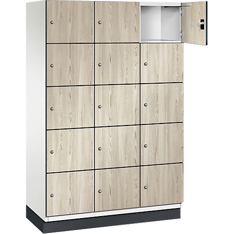 Armoire avec 12 compartiments aspect bois. Un compartiment ouvert.