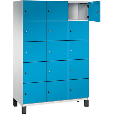 Casier bleu avec 12 portes, une porte ouverte. Le corps est blanc, le casier repose sur des pieds noirs.