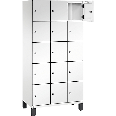 Armoire blanche à 12 compartiments; une porte ouverte. Poignées et cadres noirs soulignent les portes carrées.