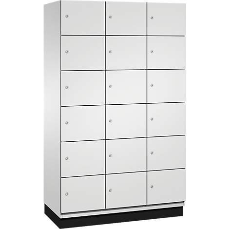 Armoire blanche à 15 compartiments, boutons gris, sur socle noir.