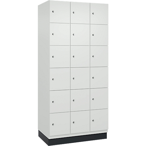 Armoire blanche avec 15 portes et petits boutons. Socle noir.