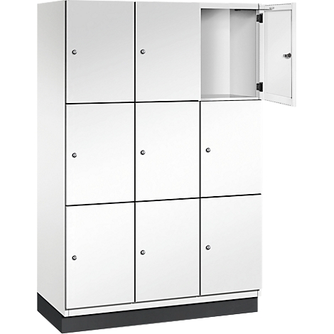Armoire à casiers blanc avec neuf portes, une porte est ouverte.