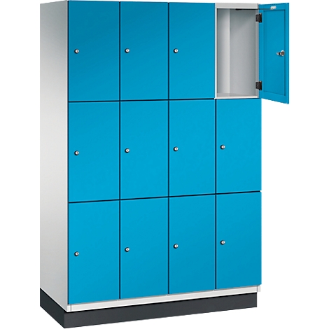 Armoire à 12 portes bleues, une porte ouverte. L'armoire repose sur une base sombre.