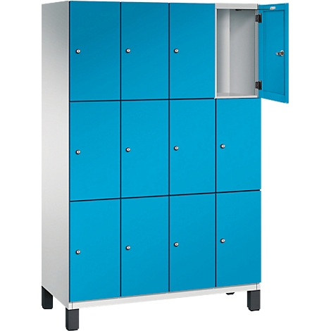 Armoire avec portes bleues, une porte est ouverte. L'armoire repose sur des pieds noirs.
