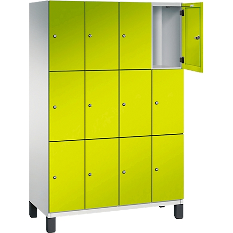 Armoire avec portes jaunes, une porte ouverte.