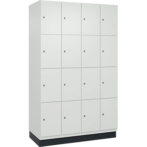 Une armoire blanche avec 16 portes, disposées uniformément, avec de petites poignées rondes. Sur une base noire.