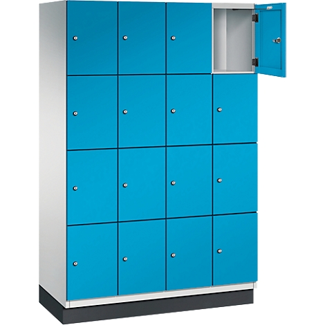 Casier bleu avec plusieurs compartiments, dont un ouvert.