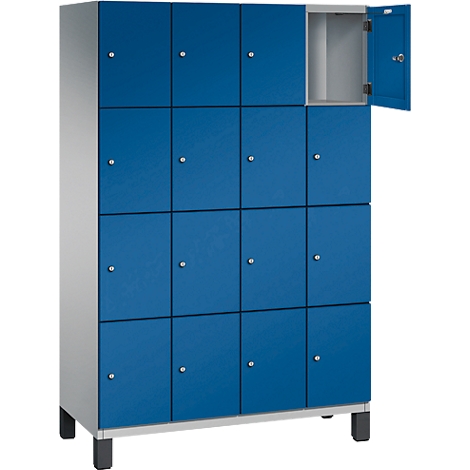 Un placard bleu avec plusieurs compartiments, une porte est ouverte.